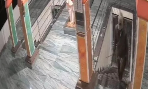 నవీపేట్: ఎల్లమ్మ ఆలయంలో దొంగల బీభత్సం.. హుండీ పగులగొట్టే ప్రయత్నం, తృటిలో తప్పిన ముప్పు!