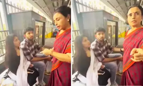 Viral Video: మెట్రో స్టేషన్‌లో కొడుకు ప్రేమ లీలలు..రెడ్ హ్యాండెడ్‌గా పట్టుకున్న అమ్మ ఏం చేసిందంటే?