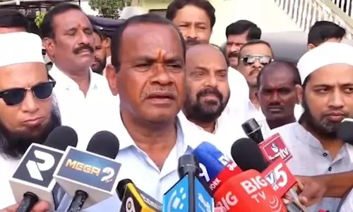 Municipal Elections 2026: నల్లగొండ అభివృద్ధి నా బాధ్యత: ఓటు వేసిన మంత్రి కోమటిరెడ్డి వెంకటరెడ్డి!