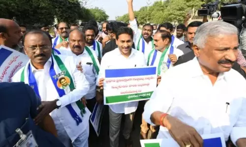 AP Assembly:  ఏపీ అసెంబ్లీ నుంచి వైసీపీ సభ్యులు వాకౌట్‌.. అసెంబ్లీ గేటు వద్ద జగన్ నిరసన