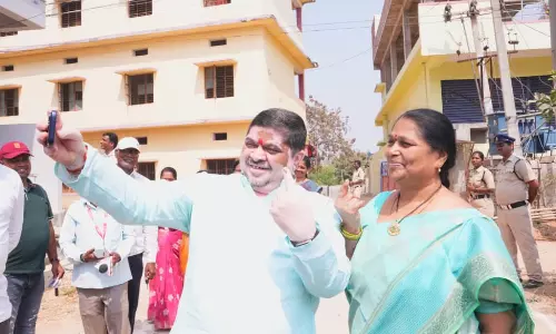 హుస్నాబాద్ నవ భారత్ హైస్కూల్ లో కుటుంబ సభ్యులతో కలిసి తమ ఓటు హక్కు వినియోగించుకున్న మంత్రి పొన్నం ప్రభాకర్