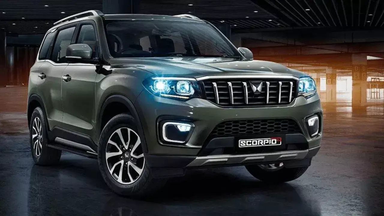 Mahindra : ఏంటి మామ ఈ క్రేజ్..ఈ కారు కోసం షోరూమ్‌ల ముందు క్యూ కడుతున్న జనం