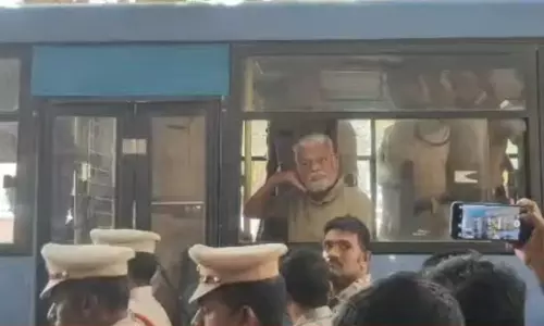 Ambati Rambabu: కోర్టు ప్రాంగణంలో అంబటి రాంబాబు హల్‌చల్.. పోలీసు వ్యాన్‌లోనే తగ్గేదేలే!