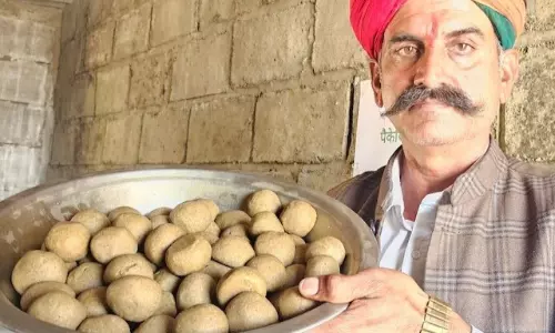 ఎడారిలో తీపి సంతకం.. నవ్వుకున్న నోళ్లే మెచ్చుకుంటున్నాయి.. ప్రధాని మెచ్చిన సక్సెస్ స్టోరీ! ఎడారిలో తీపి సంతకం.. నవ్వుకున్న నోళ్లే మెచ్చుకుంటున్నాయి.. ప్రధాని మెచ్చిన సక్సెస్ స్టోరీ!