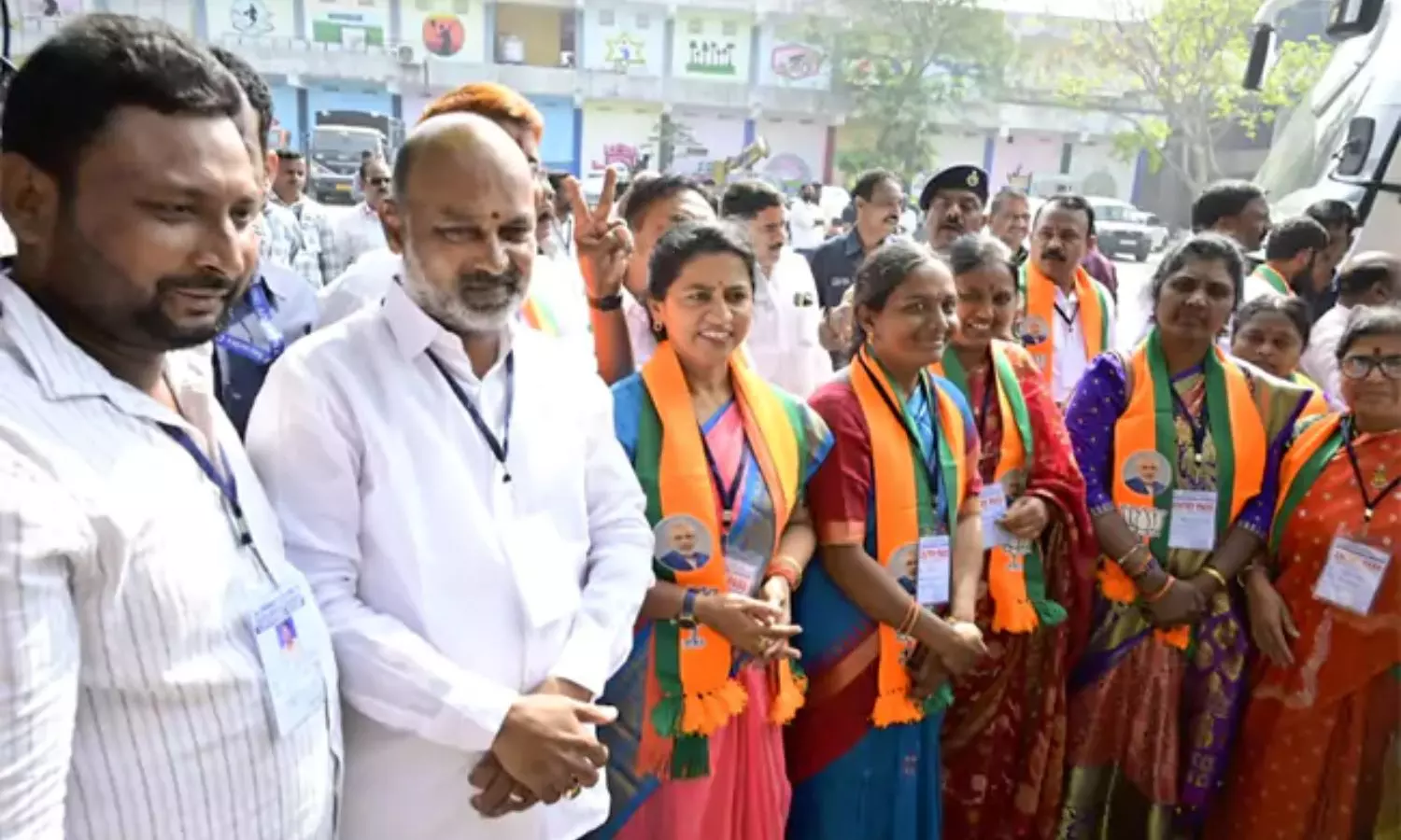 Bandi Sanjay: కరీంనగర్ గడ్డపై కాషాయ రెపరెపలు: 80 ఏళ్ల కల నెరవేరింది.. మోదీకి ఇచ్చిన మాట నిలబెట్టుకున్నా Bandi Sanjay: కరీంనగర్ గడ్డపై కాషాయ రెపరెపలు: 80 ఏళ్ల కల నెరవేరింది.. మోదీకి ఇచ్చిన మాట నిలబెట్టుకున్నా