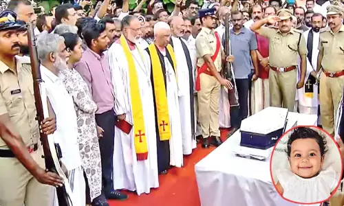 అవయవ దానంతో ‘చిరంజీవి’గా పది నెలల చిన్నారి.. ప్రభుత్వ లాంఛనాలతో అలిన్ షెరిన్ అంత్యక్రియలు అవయవ దానంతో ‘చిరంజీవి’గా పది నెలల చిన్నారి.. ప్రభుత్వ లాంఛనాలతో అలిన్ షెరిన్ అంత్యక్రియలు