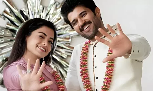 విజయ్ దేవరకొండ - రష్మిక పెళ్లి ఫిక్స్? వైరల్ అవుతున్న వెడ్డింగ్ కార్డ్.. రిసెప్షన్ ఎక్కడంటే! విజయ్ దేవరకొండ - రష్మిక పెళ్లి ఫిక్స్? వైరల్ అవుతున్న వెడ్డింగ్ కార్డ్.. రిసెప్షన్ ఎక్కడంటే!