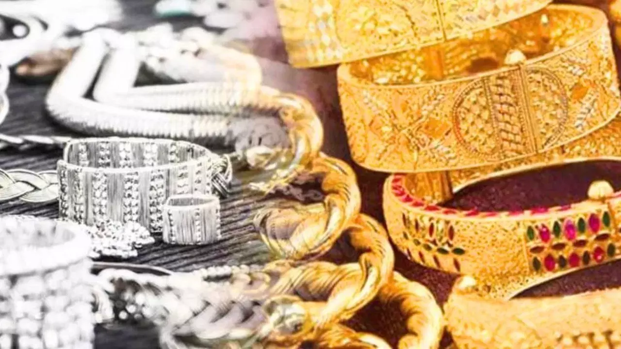 Gold Rate Today : బంగారం కొనేవారికి గుడ్ న్యూస్..మళ్ళీ తగ్గిన పసిడి ధరలు