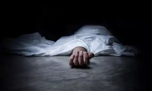 కూకట్పల్లిలో వింత ఘటన: ఇంట్లో శవం.. 4 రోజులుగా ప్రార్థనలు.. పోలీసుల ఎంట్రీతో హైడ్రామా! కూకట్పల్లిలో వింత ఘటన: ఇంట్లో శవం.. 4 రోజులుగా ప్రార్థనలు.. పోలీసుల ఎంట్రీతో హైడ్రామా!