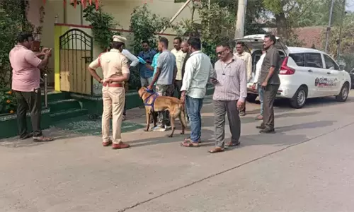 Dhulipalla Narendra: ఎమ్మెల్యే ధూళిపాళ్ల నరేంద్ర తల్లి ఇంట్లో భారీ చోరీ.. 43 సవర్ల బంగారం, 10 కిలోల వెండి మాయం.. క్లూస్ టీమ్ రంగంలోకి!