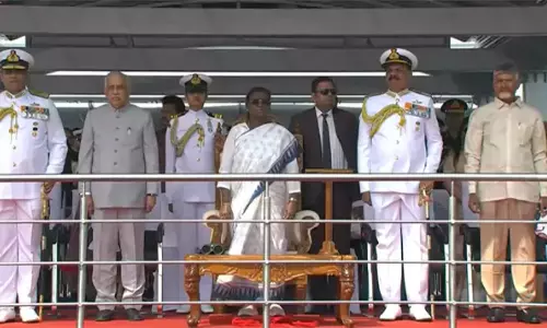 International Fleet Review 2026: ఐఎఫ్ఆర్-2026తో ధగధగలాడుతున్న విశాఖ.. సీఎం చంద్రబాబు, పవన్ కళ్యాణ్తో కలిసి ఐఎన్ఎస్ సుమేధపై రాష్ట్రపతి ప్రయాణం International Fleet Review 2026: ఐఎఫ్ఆర్-2026తో ధగధగలాడుతున్న విశాఖ.. సీఎం చంద్రబాబు, పవన్ కళ్యాణ్తో కలిసి ఐఎన్ఎస్ సుమేధపై రాష్ట్రపతి ప్రయాణం