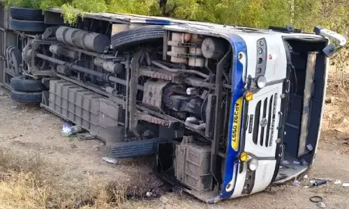 Road Accident: గద్వాల జిల్లాలో ఘోర ప్రమాదం.. హైవేపై ఆర్టీసీ బస్సు బోల్తా..