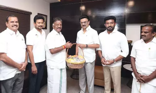 తమిళనాడు రాజకీయాల్లో సంచలనం: సీఎం స్టాలిన్‌తో ఓ. పన్నీర్‌సెల్వం భేటీ.. డీఎంకే గూటికి మాజీ సీఎం?