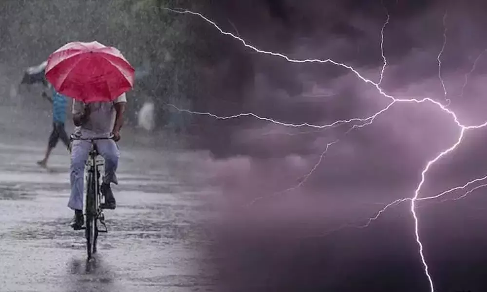 AP Weather Alert: బంగాళాఖాతంలో అల్పపీడనం.. ఏపీకి మూడు రోజుల పాటు వానలే వానలు AP Weather Alert: బంగాళాఖాతంలో అల్పపీడనం.. ఏపీకి మూడు రోజుల పాటు వానలే వానలు