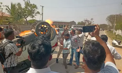 Kamareddy: కామారెడ్డిలో హై టెన్షన్: సవాళ్లు.. ప్రతిసవాళ్లు.. కారు ధ్వంసం..