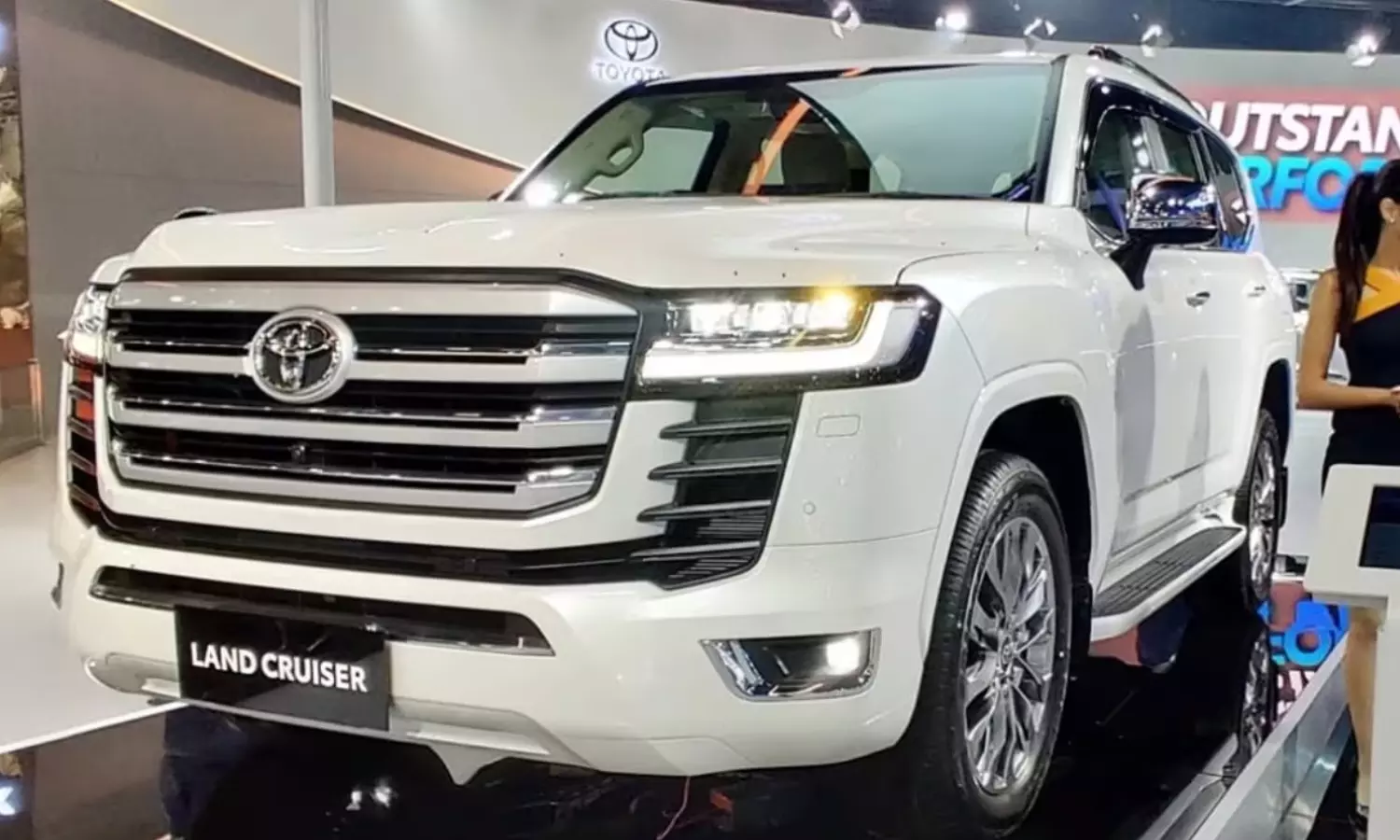 Toyota : రూ. 2 కోట్లు పెట్టి కొన్నా కష్టాలు తప్పవా? సాఫ్ట్వేర్ అప్డేట్ కోసం షోరూమ్ చుట్టూ తిరగాల్సిందేనా ? Toyota : రూ. 2 కోట్లు పెట్టి కొన్నా కష్టాలు తప్పవా? సాఫ్ట్వేర్ అప్డేట్ కోసం షోరూమ్ చుట్టూ తిరగాల్సిందేనా ?