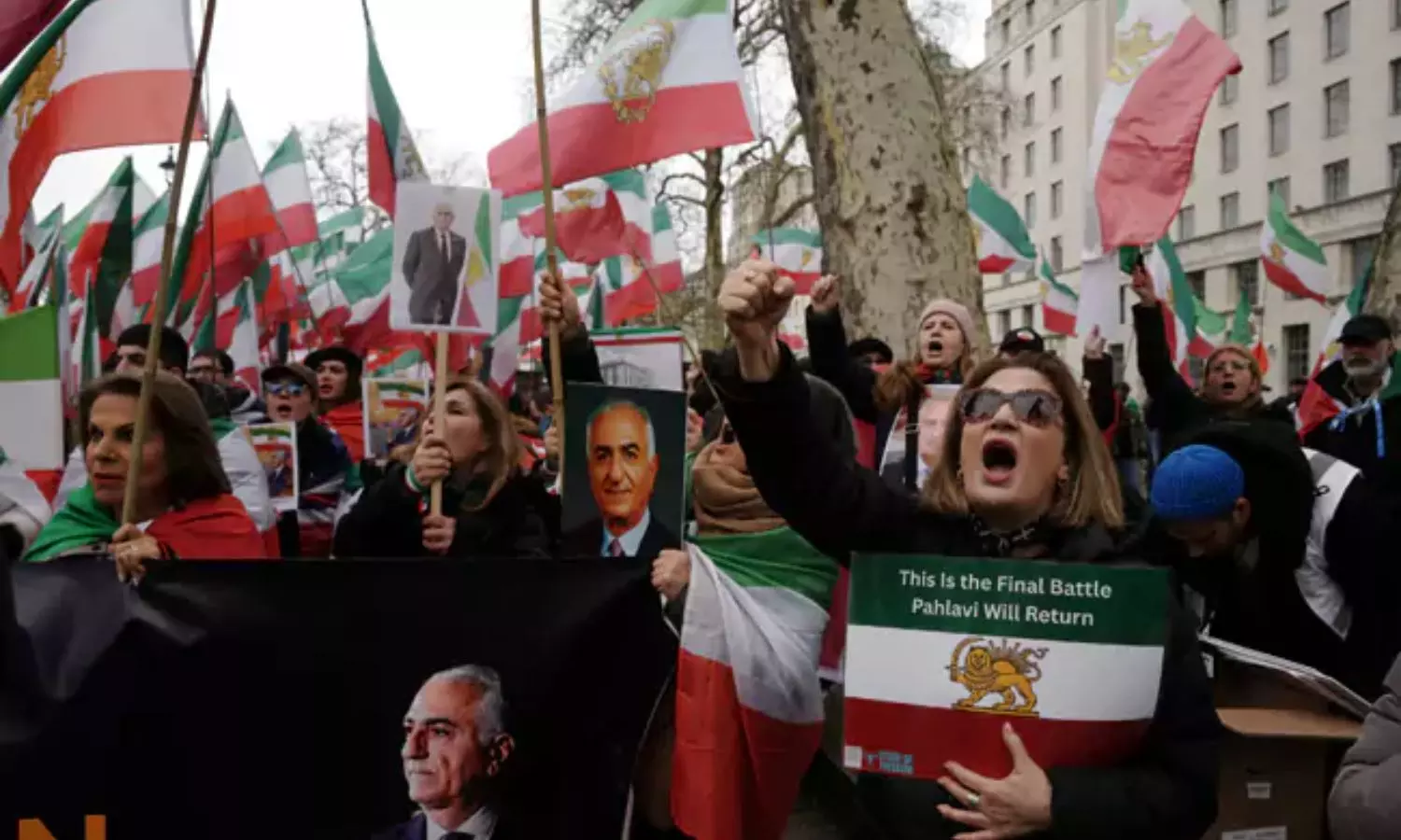 ఇరాన్లో యుద్ధ మేఘాలు: భారతీయులు తక్షణమే దేశం విడిచి రావాలని కేంద్రం రెడ్ అలర్ట్! ఇరాన్లో యుద్ధ మేఘాలు: భారతీయులు తక్షణమే దేశం విడిచి రావాలని కేంద్రం రెడ్ అలర్ట్!