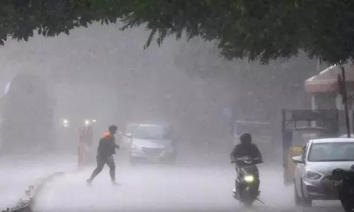 Weather Update : ఏపీ, తెలంగాణలో అకాల వర్షాలు.. కుండపోత వానలతో జలమయమైన లోతట్టు ప్రాంతాలు Weather Update : ఏపీ, తెలంగాణలో అకాల వర్షాలు.. కుండపోత వానలతో జలమయమైన లోతట్టు ప్రాంతాలు