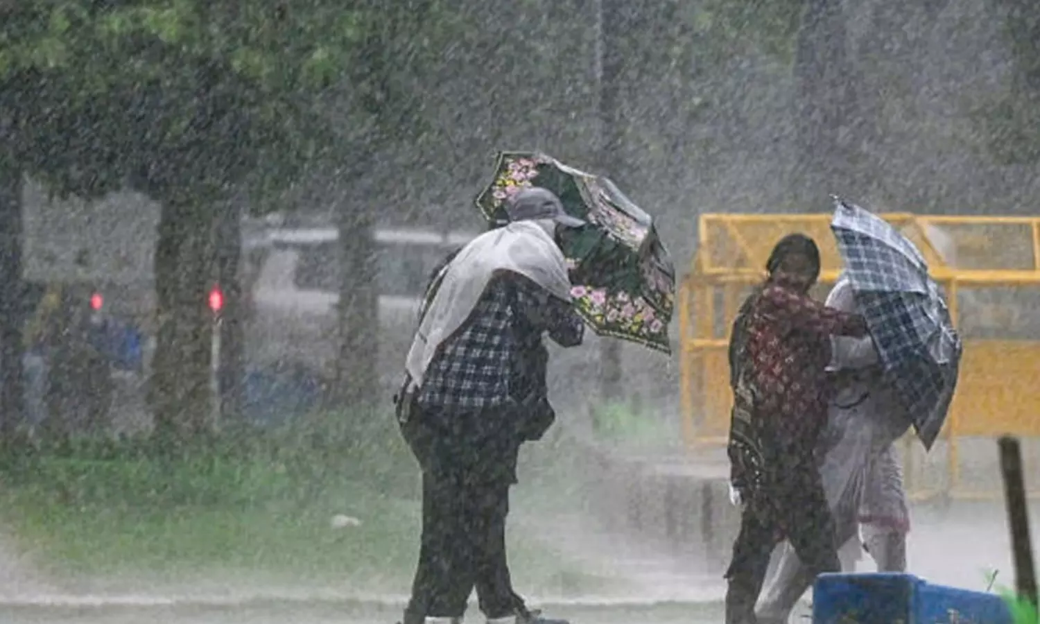 Rain Alert: తెలుగు రాష్ట్రాలకు వరుణ గండం..హైదరాబాద్కు ఆరెంజ్ అలర్ట్, మరో రెండు రోజులు వానలే Rain Alert: తెలుగు రాష్ట్రాలకు వరుణ గండం..హైదరాబాద్కు ఆరెంజ్ అలర్ట్, మరో రెండు రోజులు వానలే