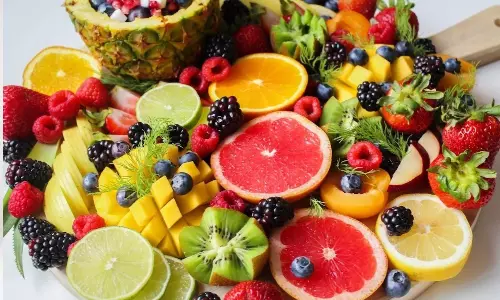 Health Tips: రాత్రిపూట పండ్లు తినడం వల్ల బరువు పెరుగుతారా? Health Tips: రాత్రిపూట పండ్లు తినడం వల్ల బరువు పెరుగుతారా?