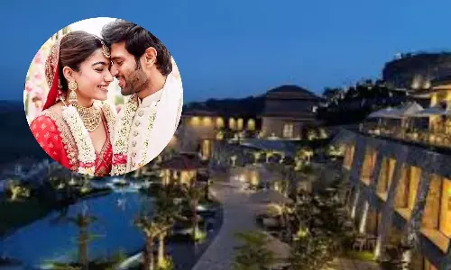 విజయ్ దేవరకొండ- రష్మిక పెళ్లి వేడుకలు ఉదయపూర్లో ఘనంగా ప్రారంభమయ్యాయి. విజయ్ దేవరకొండ- రష్మిక పెళ్లి వేడుకలు ఉదయపూర్లో ఘనంగా ప్రారంభమయ్యాయి.