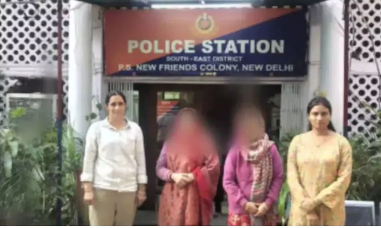 Fake ED raid Delhi: యజమాని ఇంట్లోనే ఈడీ అధికారులమని నటిస్తూ దోపిడీకి పాల్పడిన పనిమనిషిని పోలీసులు అరెస్టు చేశారు Fake ED raid Delhi: యజమాని ఇంట్లోనే ఈడీ అధికారులమని నటిస్తూ దోపిడీకి పాల్పడిన పనిమనిషిని పోలీసులు అరెస్టు చేశారు