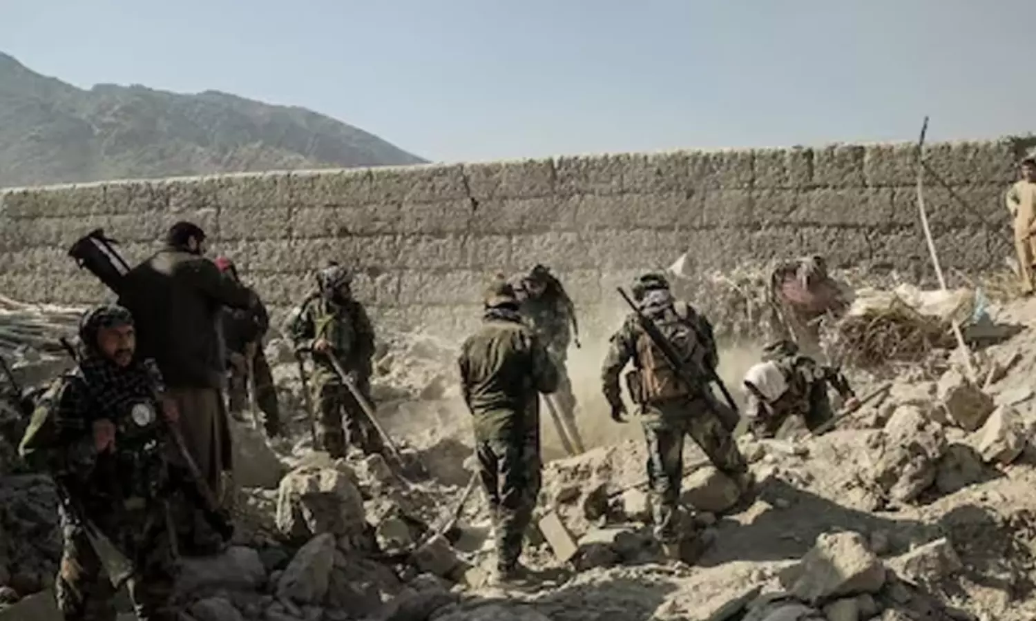 Pakistan Afghanistan conflict: తారాస్థాయికి పాకిస్థాన్–అఫ్గానిస్థాన్ మధ్య ఉద్రిక్తతలు.. కాబూల్, కందహార్పై వైమానిక దాడులు Pakistan Afghanistan conflict: తారాస్థాయికి పాకిస్థాన్–అఫ్గానిస్థాన్ మధ్య ఉద్రిక్తతలు.. కాబూల్, కందహార్పై వైమానిక దాడులు