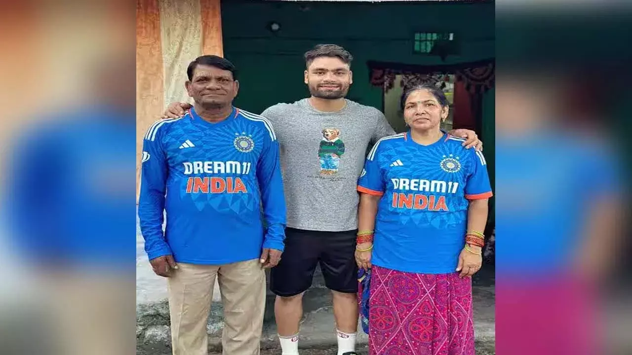 Rinku Singh : రింకూ సింగ్ ఇంట్లో తీవ్ర విషాదం.. క్యాన్సర్తో పోరాడుతూ తండ్రి కన్నుమూత Rinku Singh : రింకూ సింగ్ ఇంట్లో తీవ్ర విషాదం.. క్యాన్సర్తో పోరాడుతూ తండ్రి కన్నుమూత