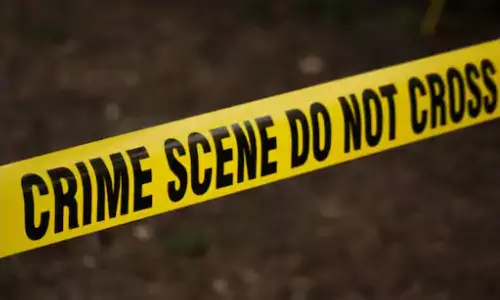 Dwarapudi crime: ద్వారపూడిలో ప్రేమ వివాహం చేసుకున్న సూర్యప్రకాశ్ ను యువతి కుటుంబ సభ్యులు రాళ్లతో దాడి చేసి హత్య చేశారు. కేసు నమోదు చేసి దర్యాప్తు చేస్తున్న పోలీసులు. Dwarapudi crime: ద్వారపూడిలో ప్రేమ వివాహం చేసుకున్న సూర్యప్రకాశ్ ను యువతి కుటుంబ సభ్యులు రాళ్లతో దాడి చేసి హత్య చేశారు. కేసు నమోదు చేసి దర్యాప్తు చేస్తున్న పోలీసులు.