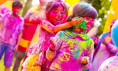 హోలీ రంగుల మచ్చలు ఇలా తొలగించండి.. సులభ చిట్కాలు హోలీ రంగుల మచ్చలు ఇలా తొలగించండి.. సులభ చిట్కాలు