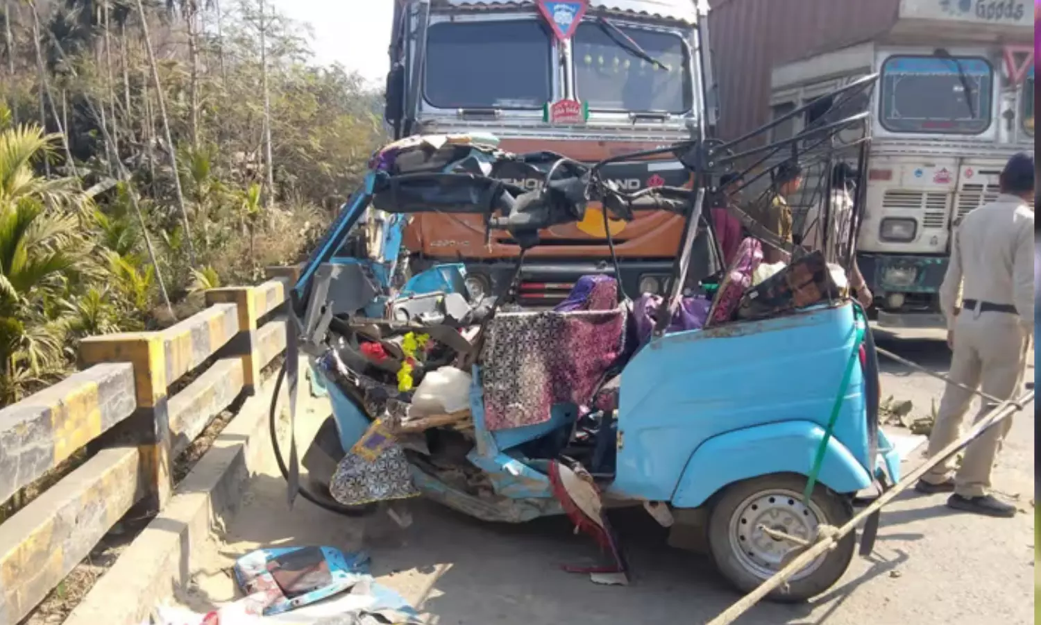 Accident at Pithapuram : పిఠాపురంలో బస్సు-ఆటో ఢీ.. ముగ్గురికి తీవ్ర గాయాలు Accident at Pithapuram : పిఠాపురంలో బస్సు-ఆటో ఢీ.. ముగ్గురికి తీవ్ర గాయాలు