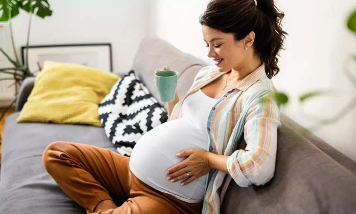 Health Tips: ప్రెగ్నెన్సీలో టీ తాగడం సురక్షితమేనా? నిపుణులు ఏమంటున్నారంటే.. Health Tips: ప్రెగ్నెన్సీలో టీ తాగడం సురక్షితమేనా? నిపుణులు ఏమంటున్నారంటే..