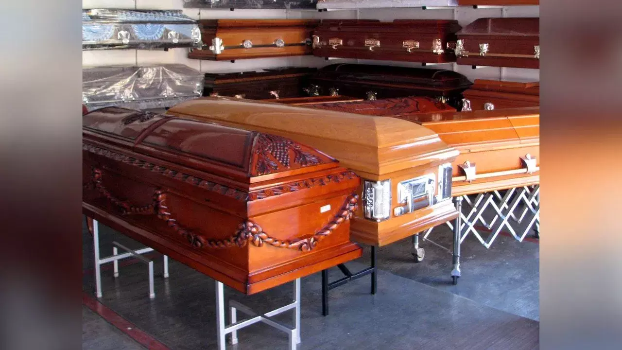 Japan Coffin Trend : జపాన్లో వింత ట్రెండ్.. బతికుండగానే శవపేటికల్లోకి జనాలు.. ఎందుకో తెలిస్తే షాక్ అవుతారు Japan Coffin Trend : జపాన్లో వింత ట్రెండ్.. బతికుండగానే శవపేటికల్లోకి జనాలు.. ఎందుకో తెలిస్తే షాక్ అవుతారు