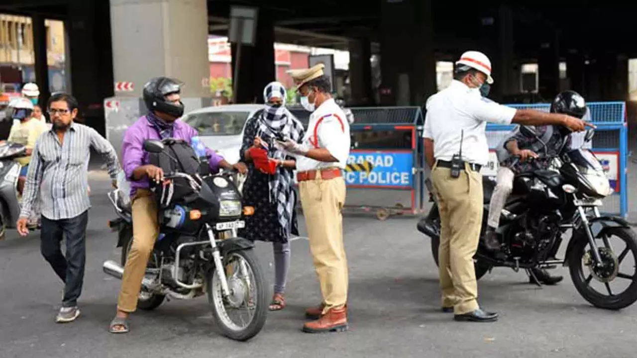 Traffic Police : సిటీలో కొత్త రూల్స్.. లైసెన్స్ లేకుండా చిక్కితే వాహనం సీజ్, కౌన్సిలింగ్ గ్యారెంటీ Traffic Police : సిటీలో కొత్త రూల్స్.. లైసెన్స్ లేకుండా చిక్కితే వాహనం సీజ్, కౌన్సిలింగ్ గ్యారెంటీ