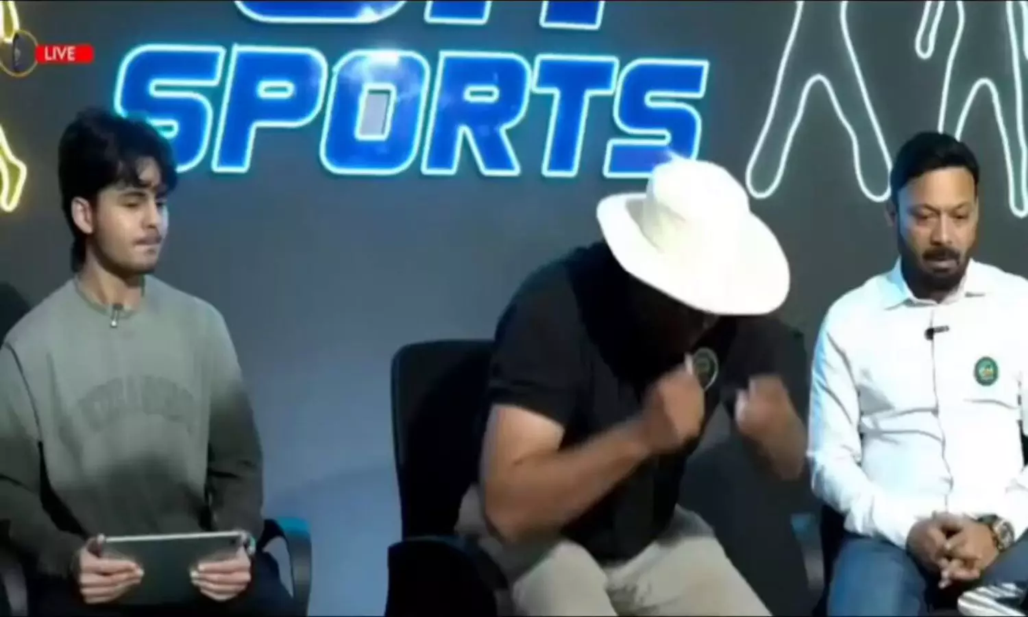 India vs West Indies: భారత్ గెలుపును తట్టుకోలేకపోయిన పాక్ యాంకర్.. లైవ్ స్టూడియోలోనే.. India vs West Indies: భారత్ గెలుపును తట్టుకోలేకపోయిన పాక్ యాంకర్.. లైవ్ స్టూడియోలోనే..