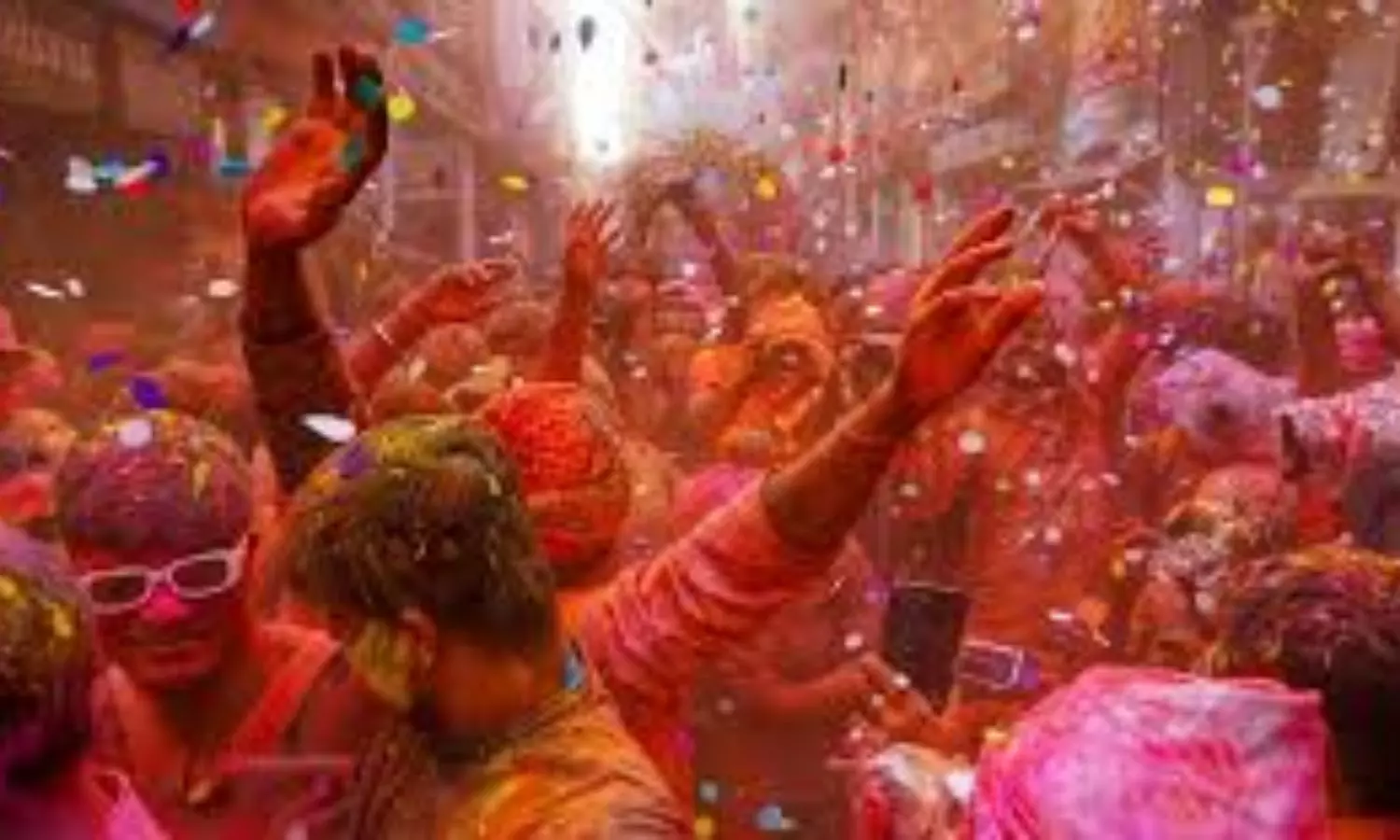 Holi celebrations rules: హొలీ పండుగ రోజు ఇష్టానుసారంగా వ్యవహరిస్తే ఊరుకునేది లేదని హైదరాబాద్ పోలీస్ కమిషనర్ సజ్జనార్ ఆకతాయిలను హెచ్చరించారు. Holi celebrations rules: హొలీ పండుగ రోజు ఇష్టానుసారంగా వ్యవహరిస్తే ఊరుకునేది లేదని హైదరాబాద్ పోలీస్ కమిషనర్ సజ్జనార్ ఆకతాయిలను హెచ్చరించారు.