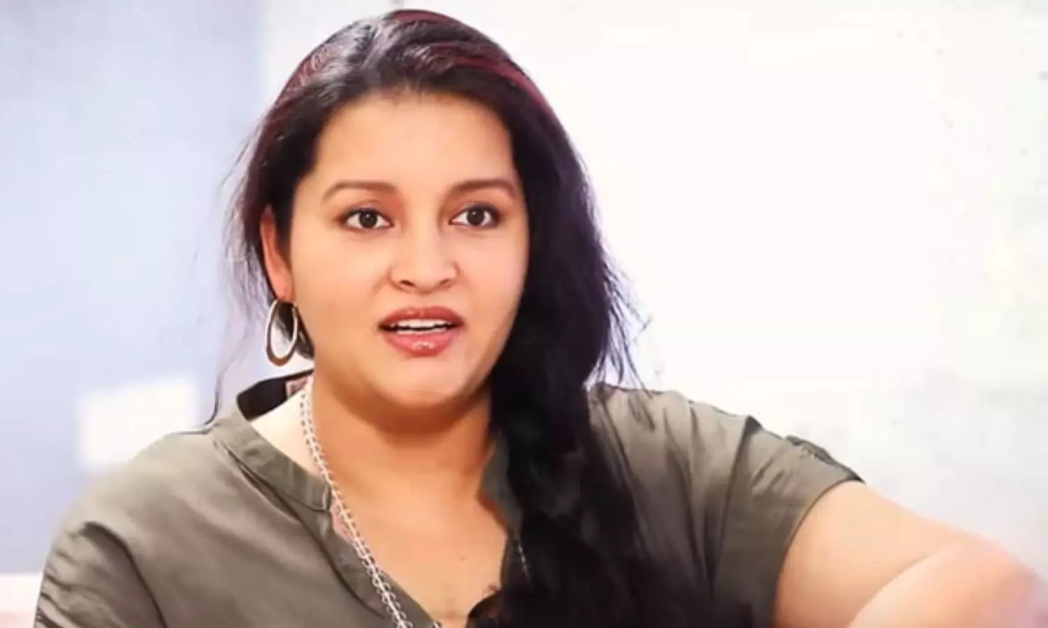 Renu Desai: సోషల్ మీడియాలో తనపై అసభ్య వ్యాఖ్యలు చేస్తున్న వారిపై సైబరాబాద్ పోలీసులకు నటి రేణు దేశాయ్ ఫిర్యాదు చేశారు. Renu Desai: సోషల్ మీడియాలో తనపై అసభ్య వ్యాఖ్యలు చేస్తున్న వారిపై సైబరాబాద్ పోలీసులకు నటి రేణు దేశాయ్ ఫిర్యాదు చేశారు.