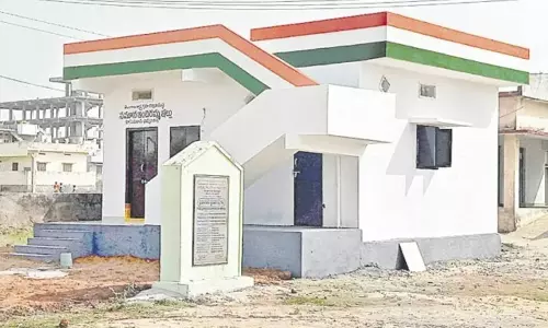 Indiramma Indlu Scheme : భూదాన్ బాధితులకు బంపర్ ఆఫర్.. ఉచితంగా ఇంటి స్థలం, ఇందిరమ్మ ఇల్లు: మంత్రి పొంగులేటి Indiramma Indlu Scheme : భూదాన్ బాధితులకు బంపర్ ఆఫర్.. ఉచితంగా ఇంటి స్థలం, ఇందిరమ్మ ఇల్లు: మంత్రి పొంగులేటి