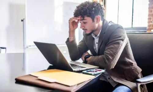 Digital Strain: అతిగా స్క్రీన్ చూస్తున్నారా? మీ మెదడు ఇచ్చే డేంజర్ బెల్స్ ఇవే!