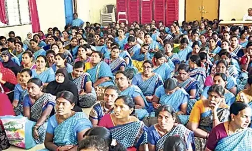 Anganwadi protest: తమ డిమాండ్ల పరిష్కారం కోసం విజయవాడలో అంగన్వాడీల ఆందోళన కొనసాగుతోంది. Anganwadi protest: తమ డిమాండ్ల పరిష్కారం కోసం విజయవాడలో అంగన్వాడీల ఆందోళన కొనసాగుతోంది.