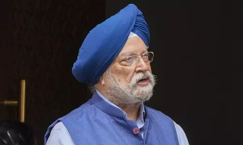 Middle East tensions: యుద్ధ పరిస్థితుల నేపథ్యంలో ముడిచమురు లభ్యతపై కేంద్రం సమీక్ష జరిపింది. Middle East tensions: యుద్ధ పరిస్థితుల నేపథ్యంలో ముడిచమురు లభ్యతపై కేంద్రం సమీక్ష జరిపింది.