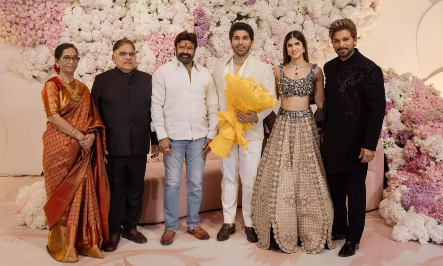Allu Sirish Wedding: అల్లు శిరీష్ ప్రీ వెడ్డింగ్ రిసెప్షన్ లో బాలకృష్ణ నాగార్జున సందడి Allu Sirish Wedding: అల్లు శిరీష్ ప్రీ వెడ్డింగ్ రిసెప్షన్ లో బాలకృష్ణ నాగార్జున సందడి