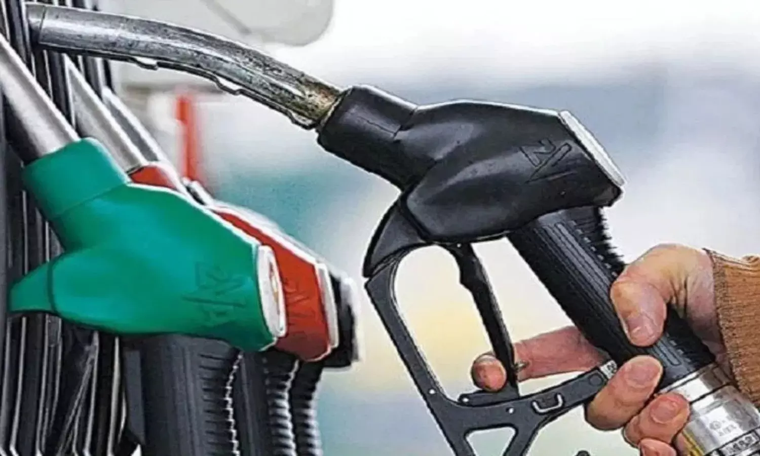 Holi Gift: హోలీ వేళ సామాన్యుడికి కలర్ ఫుల్ న్యూస్.. క్రూడాయిల్ పెరిగినా పెట్రోల్ ధరలకు బ్రేక్!