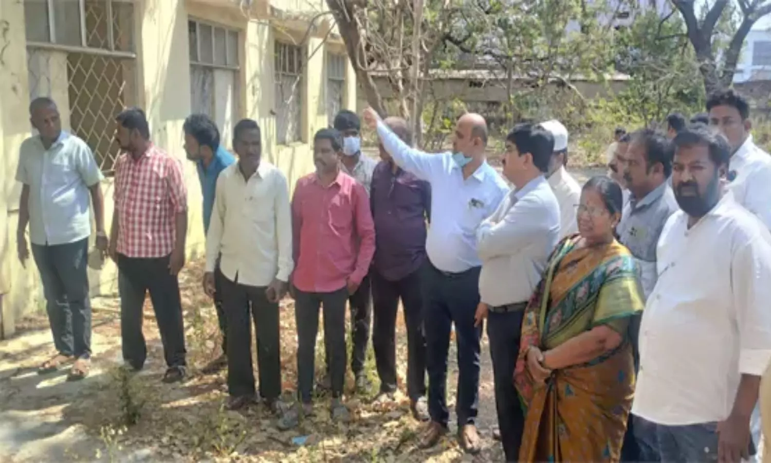 Jadcherla: మార్చురీలో శవాన్ని కుక్కలు పీక్కుతిన్న ఘటన.. నలుగురు అధికారులపై సస్పెన్షన్ వేటు! Jadcherla: మార్చురీలో శవాన్ని కుక్కలు పీక్కుతిన్న ఘటన.. నలుగురు అధికారులపై సస్పెన్షన్ వేటు!