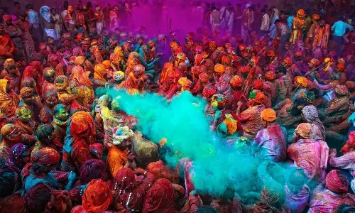 Holi celebrations: హోలీ అంటే రంగులు చల్లుకోవడం ఒకటే కాదు కుటుంబమంతా తమ తీపి జ్ఞాపకాలను పంచుకునే ఒక చక్కని అవకాశం కూడా