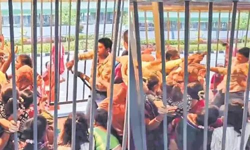 Tirumala Tension: తిరుమల శ్రీవారి దర్శనం కోసం వేచి ఉన్న భక్తుల మధ్య ఒక్కసారిగా ఘర్షణ చెలరేగింది. Tirumala Tension: తిరుమల శ్రీవారి దర్శనం కోసం వేచి ఉన్న భక్తుల మధ్య ఒక్కసారిగా ఘర్షణ చెలరేగింది.