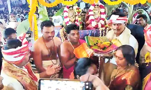 పట్టు వస్త్రాల కోసం కొట్లాట.. ఎంపీ చిన్ని చేతిలో నుంచి లాక్కున్న కొలికపూడి శ్రీనివాస్! పట్టు వస్త్రాల కోసం కొట్లాట.. ఎంపీ చిన్ని చేతిలో నుంచి లాక్కున్న కొలికపూడి శ్రీనివాస్!