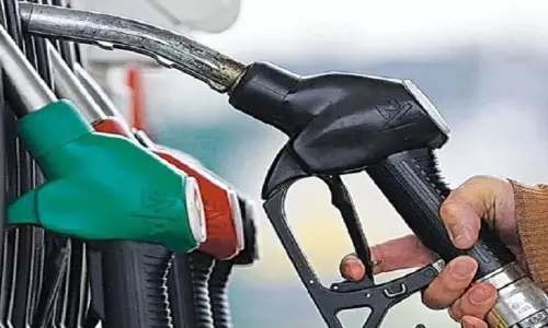 Holi Gift: హోలీ వేళ సామాన్యుడికి కలర్ ఫుల్ న్యూస్.. క్రూడాయిల్ పెరిగినా పెట్రోల్ ధరలకు బ్రేక్! Holi Gift: హోలీ వేళ సామాన్యుడికి కలర్ ఫుల్ న్యూస్.. క్రూడాయిల్ పెరిగినా పెట్రోల్ ధరలకు బ్రేక్!