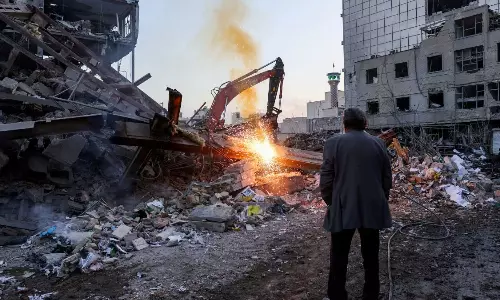 Earthquake: యుద్ధం మధ్య ఇరాన్లో భూకంపం..! Earthquake: యుద్ధం మధ్య ఇరాన్లో భూకంపం..!