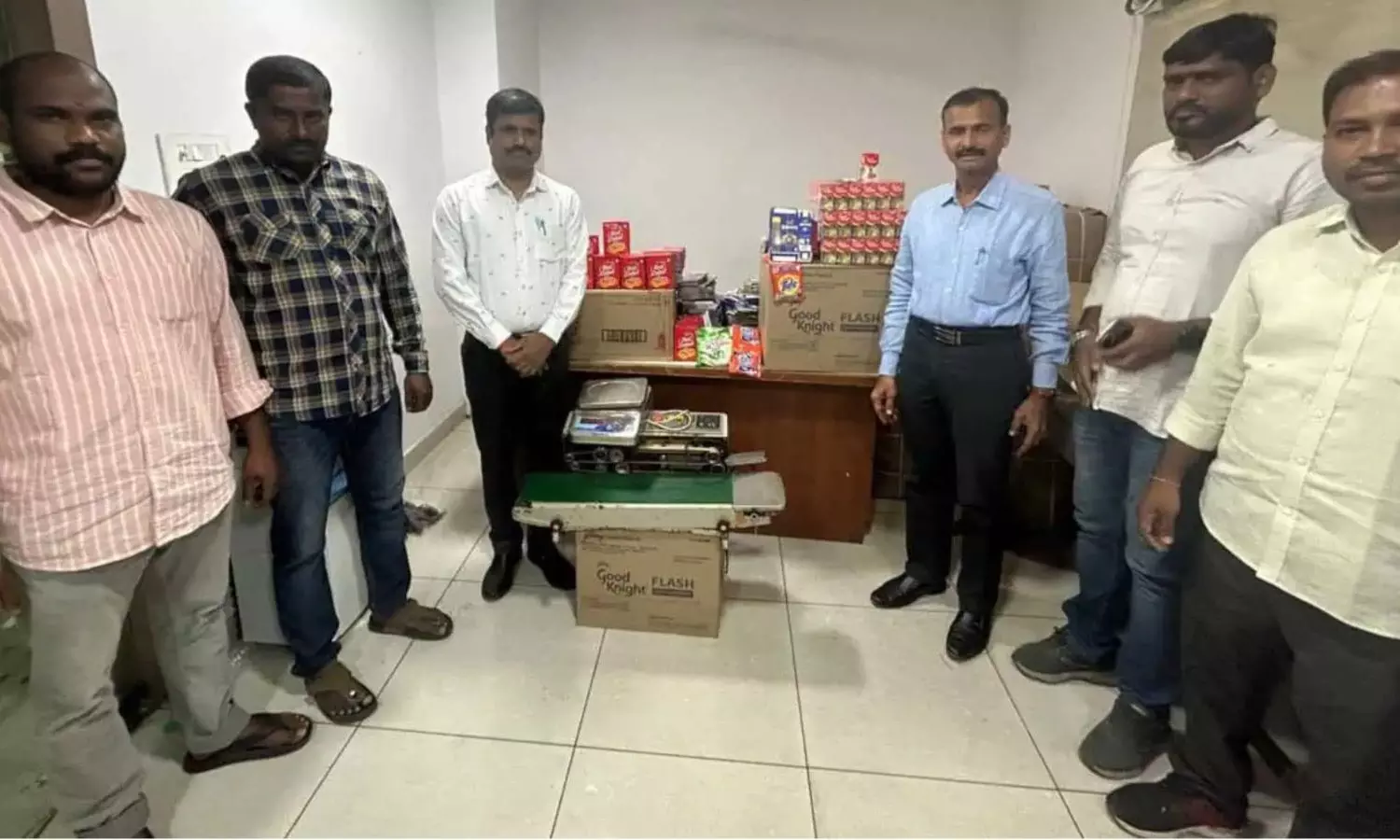 Hyderabad fake products gang: హైదరాబాద్ లో అన్నిరకాల వస్తువులను నకిలీ చేస్తున్న ముఠా గుట్టురట్టు చేశారు పోలీసులు. Hyderabad fake products gang: హైదరాబాద్ లో అన్నిరకాల వస్తువులను నకిలీ చేస్తున్న ముఠా గుట్టురట్టు చేశారు పోలీసులు.